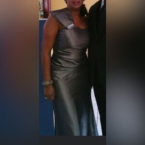 Nightway Sleek Charcoal Gray’s One Shoulder Satin Sheath Gown Size 10 Classic